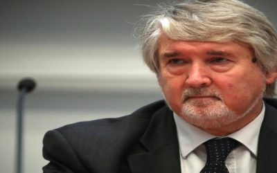 Nuova gaffe di Poletti: “Inutile mandare curricula, meglio giocare a calcetto”