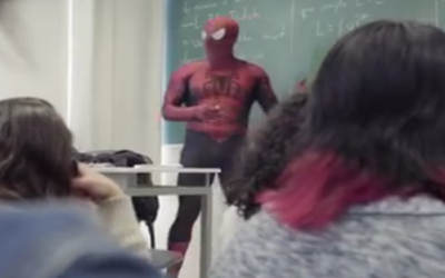 Messico, professore universitario fa lezione vestito da Spiderman