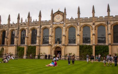 Oxford, le ragazze superano i ragazzi. Ora la maggioranza delle matricole è donna