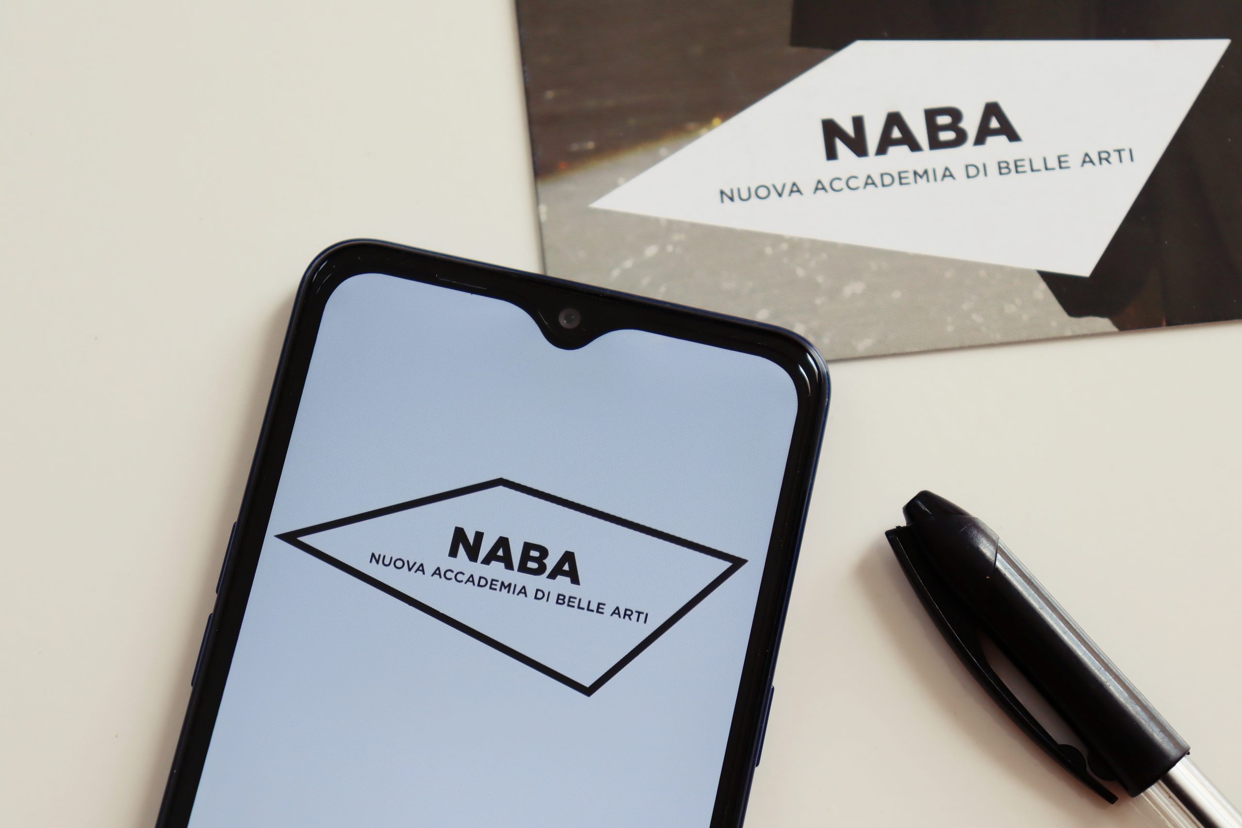 NABA si è sempre caratterizzato per i suoi collegamenti tra tradizione ed innovazione, basando il suo pensiero sull’arte e sul design come strumenti per interpretare e trasformare il mondo.