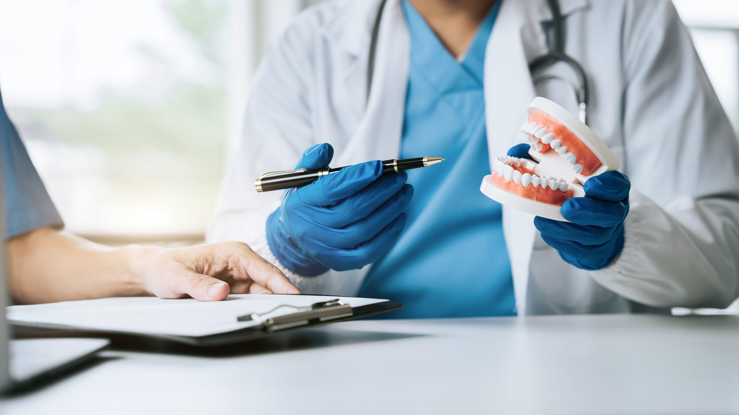 La figura dell’Odontoiatra, o dentista, svolge una importante funzione nel sistema sanitario, avendo cura della salute orale dei pazienti e migliorandone la qualità della vita.