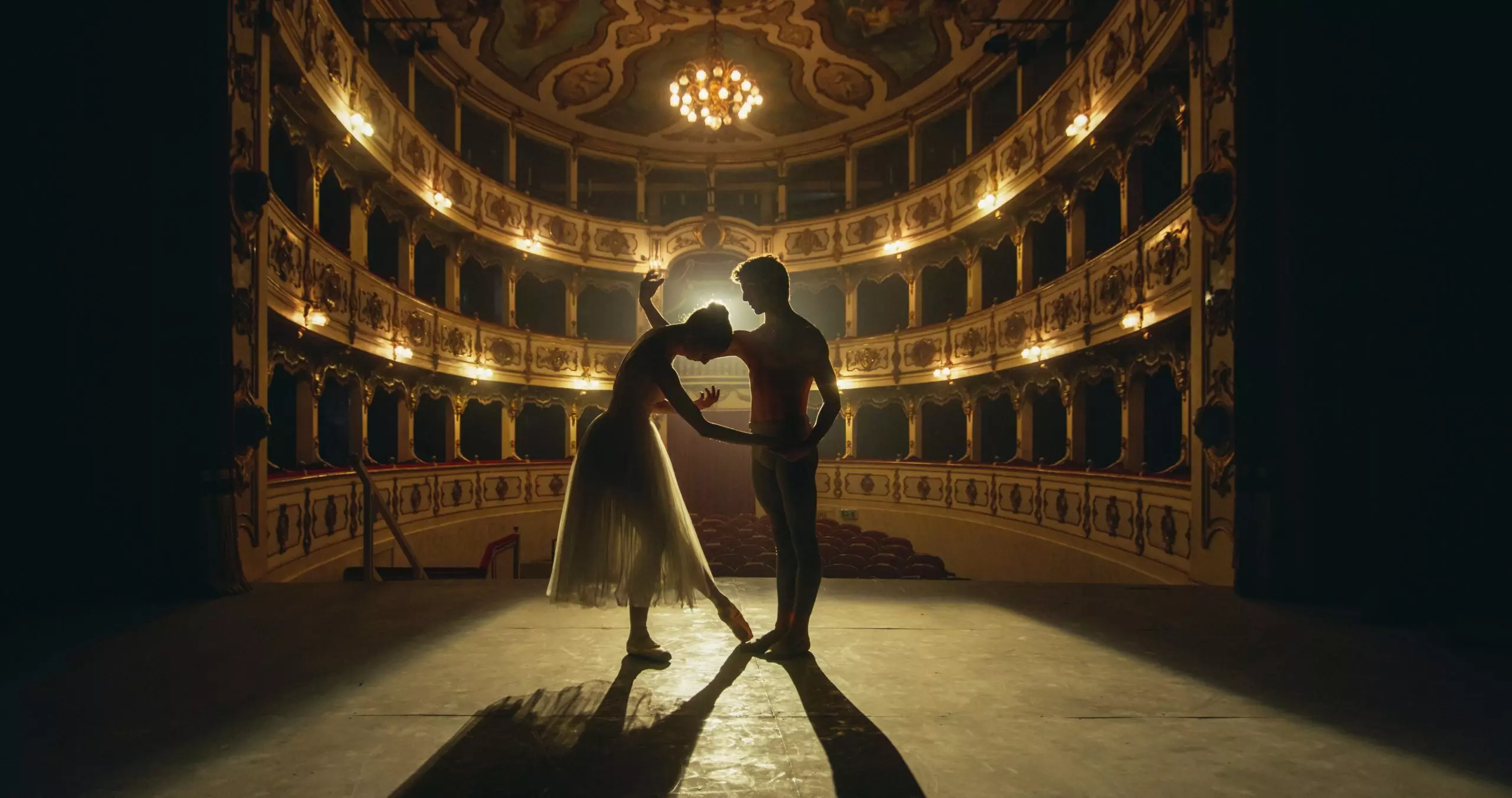 L’Accademia Nazionale di Danza di Roma (AND), nasce nel 1940 ed è l’unica istituzione italiana dedicata alla formazione artistica della danza. Situata nel quartiere di Roma, Aventino, è considerata un punto di riferimento per molti artisti, sia italiani che internazionali. L’alta formazione è riconosciuta infatti a livello mondiale, attraendo nuovi studenti da tutto il mondo.