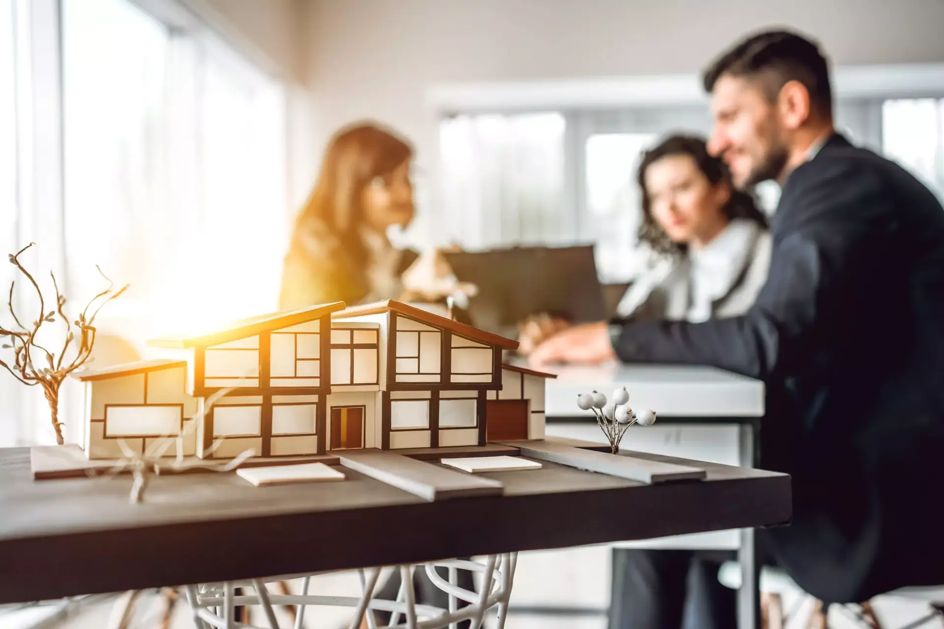 Il corso di Laurea in Architettura apre le porte a una vasta gamma di professioni. Se scegli di diventare un architetto potrai trovare occupazione sia come libero professionista, oppure lavorare nel settore pubblico.