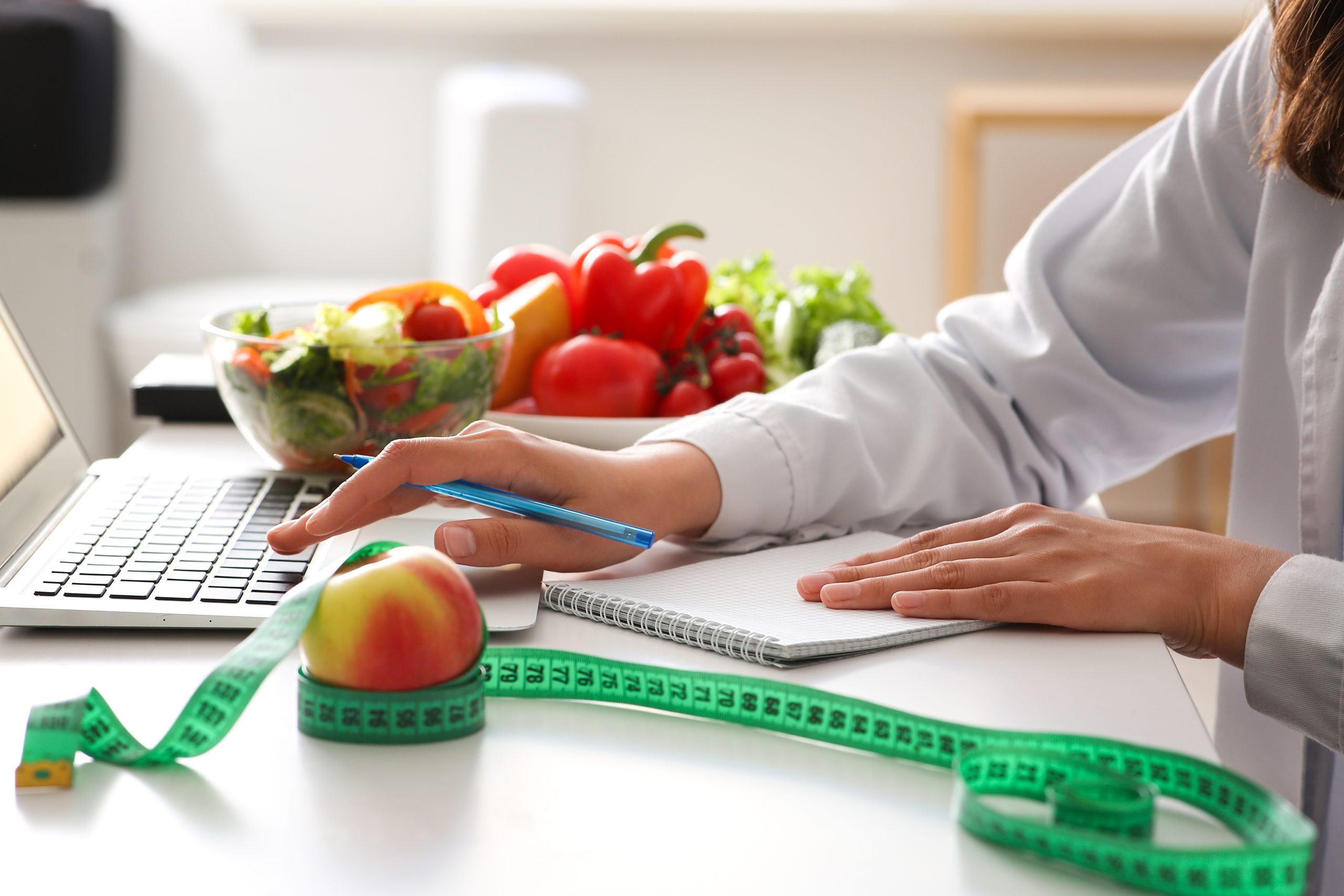 Il corso di laurea in Scienze dell’Alimentazione è un percorso universitario della durata di tre anni. Se ti affascina il mondo della nutrizione e sei interessato a saperne di più, allora intraprendere il corso di laurea in Scienze dell’Alimentazione è la scelta migliore da fare!