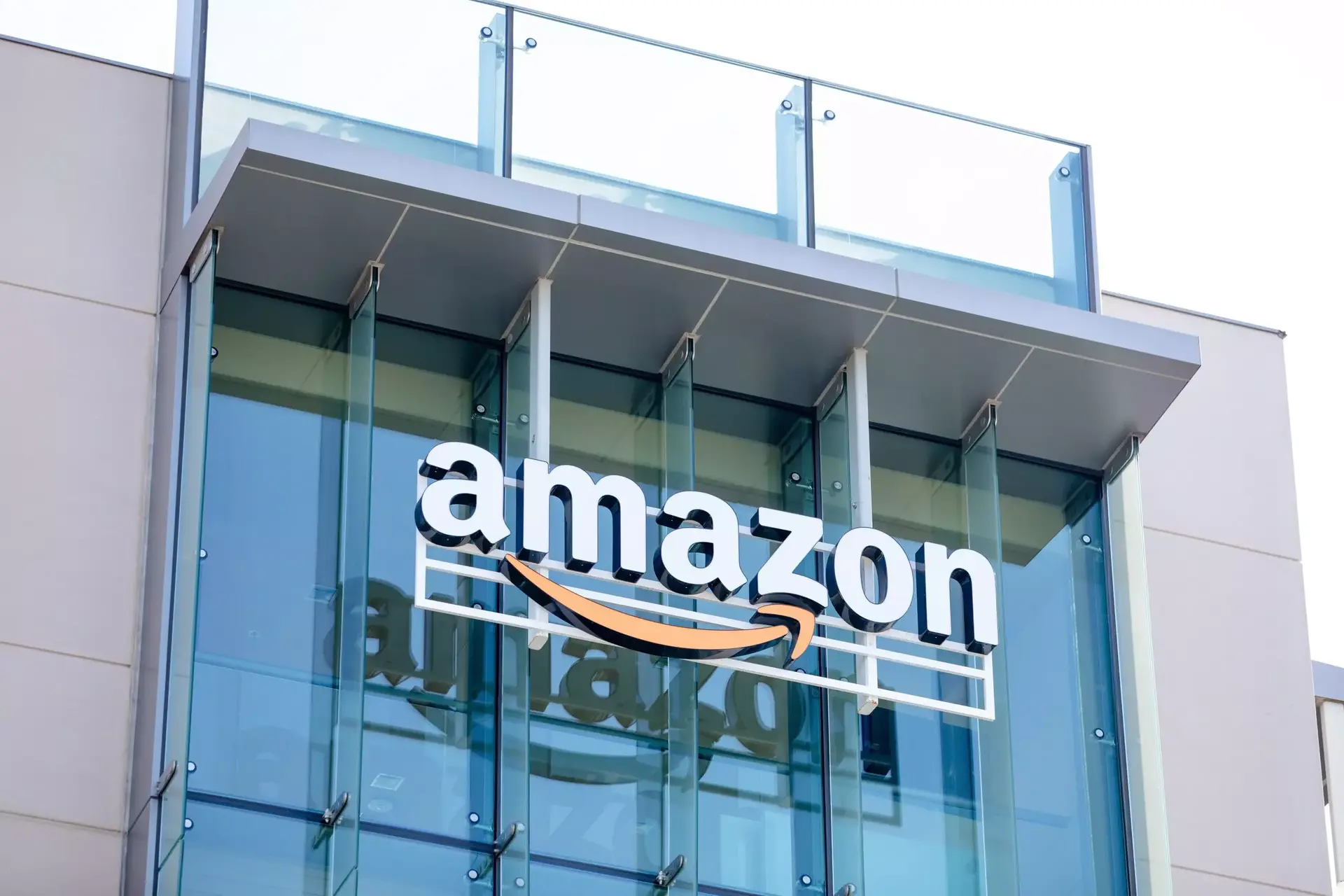 Il colosso Amazon ha deciso di investire nella formazione delle nuove generazioni in Italia, annunciando un ambizioso progetto formando circa 200.000 studenti nelle discipline STEM