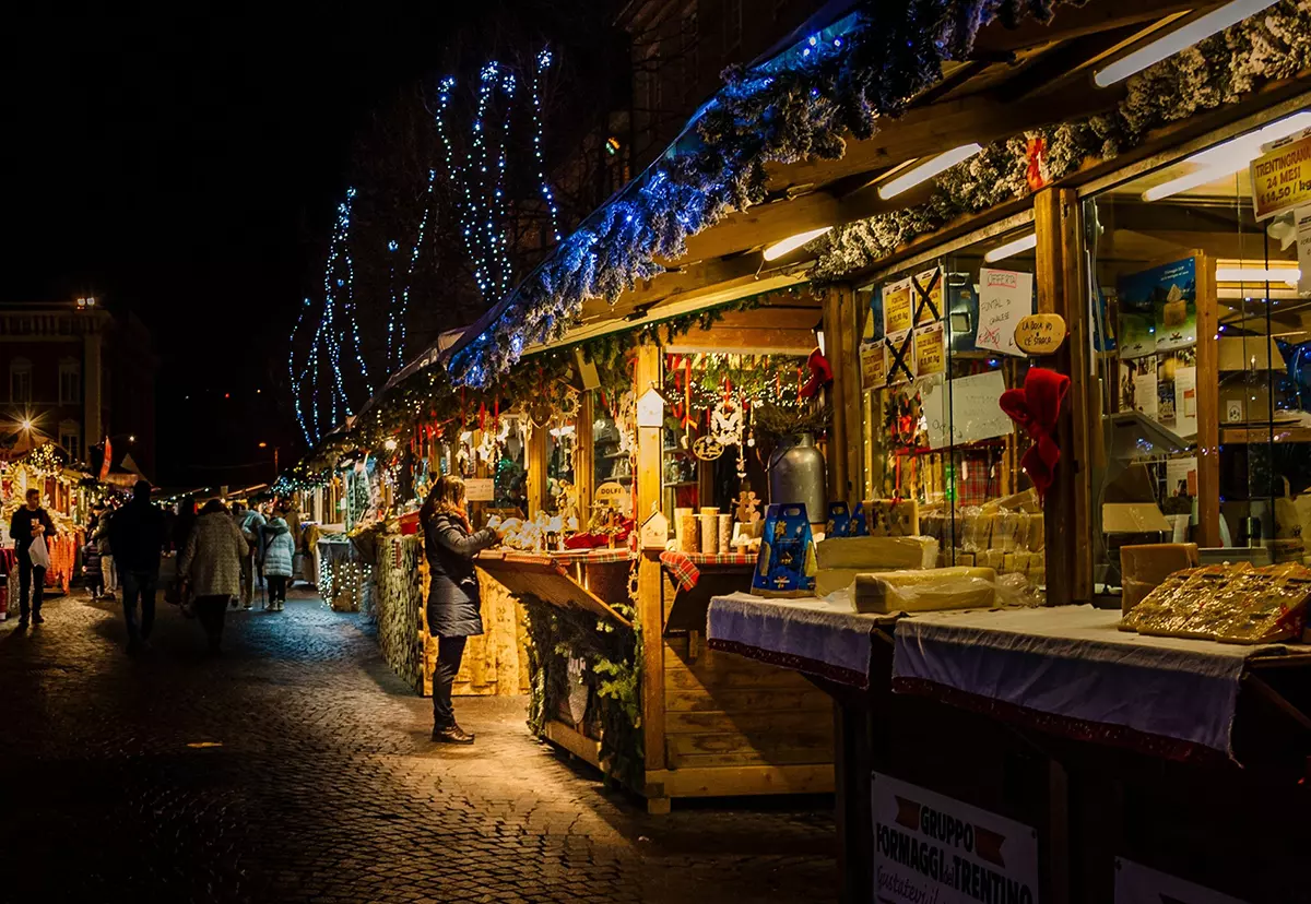 Con l’arrivo del Natale tutte le città si riempiono di una magica atmosfera, luci succinte, profumi di dolciumi e musiche natalizie, ma soprattutto i famosissimi mercatini di Natale.