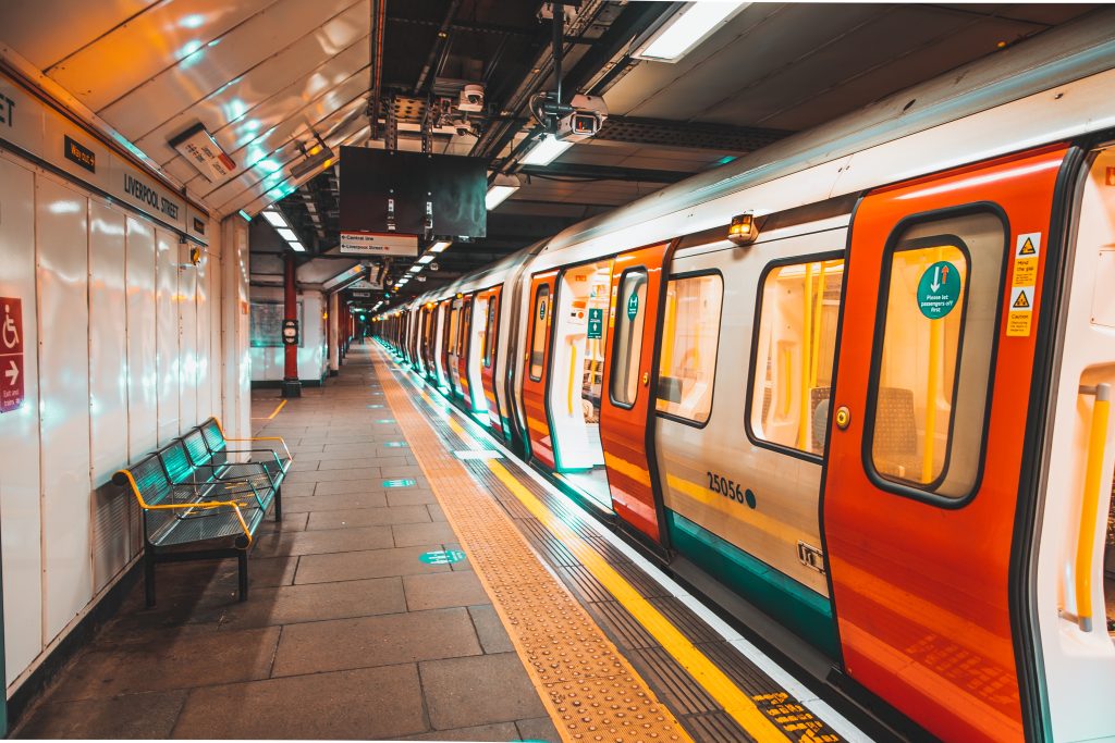 La metropolitana di Londra, progredisce negli anni, continuando ad evolversi ed adattarsi alle esigenze dettate dalla società mentre prosegue la sua strada verso la prossima fermata, il secondo secolo di vita.
