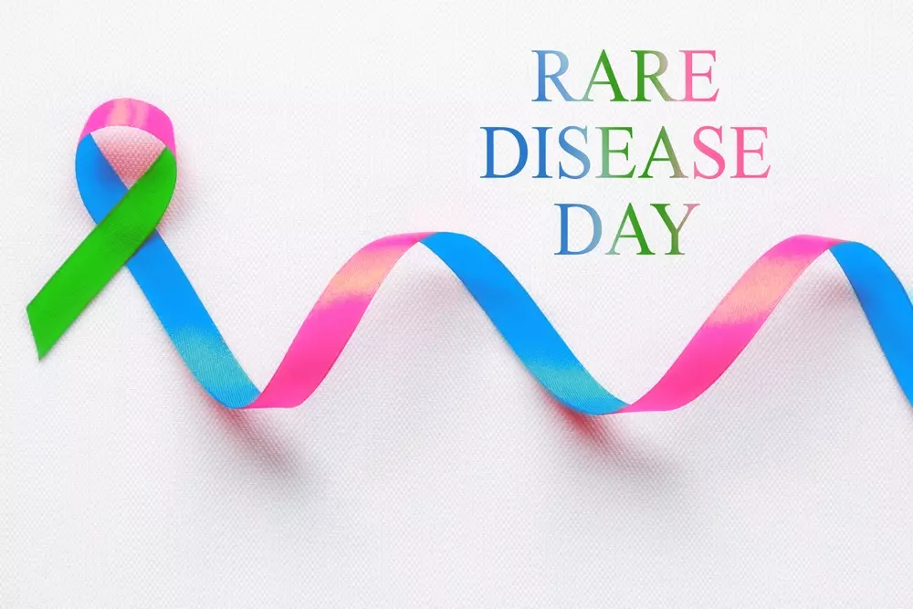 Oltre alla formazione, è importante sensibilizzare l’opinione pubblica sulle malattie rare, purtroppo spesso limitata. Questo problema potrebbe portare a ritardi nelle diagnosi e quindi difficoltà nell’accesso alle cure.